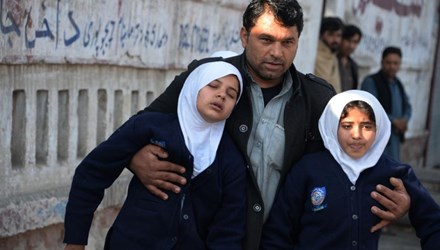 IS đánh bom lãnh sự quán Pakistan, gần 20 người thương vong