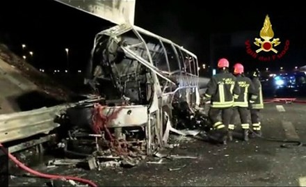 Xe buýt chở học sinh bốc cháy, 16 người thiệt mạng