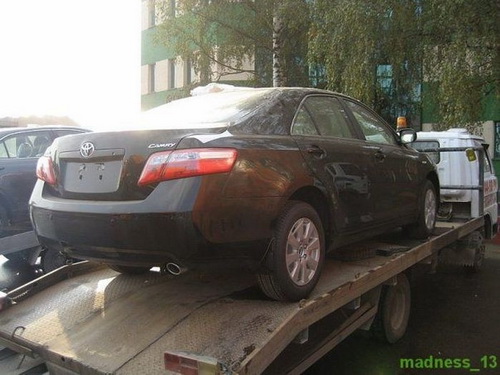 Cận cảnh tiêu hủy xe Camry mới tinh nhập lậu vào Nga