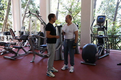 Bộ đôi Putin-Medvedev cùng tập thể thao và nướng thịt ở Sochi