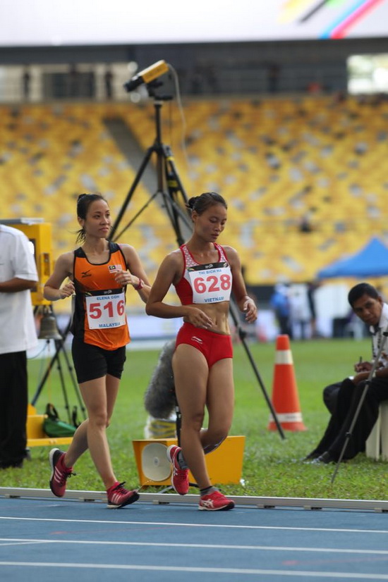 Đi bộ Việt Nam bật khóc nhìn đội bạn 