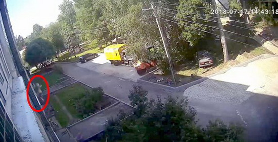 Thót tim khoảnh khắc người đàn ông Nga đỡ cậu bé rơi từ tầng 4