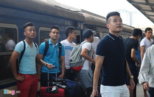 8 cầu thủ Nghệ An đi tàu ra Hà Nội trình diện HLV Miura