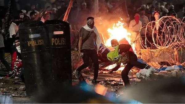 Bạo loạn ở Indonesia, thủ đô biến thành chiến trường