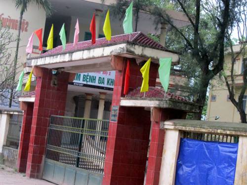 Vợ giám đốc trong clip ân ái phải bịt mặt ra đường