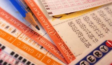 May mắn trúng vé số 1 triệu USD đến… 6 lần