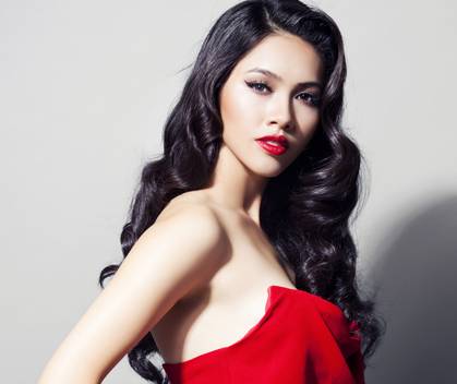 Á hậu Hoàng My bị tố 'nẫng' tiền mừng sinh nhật của bạn