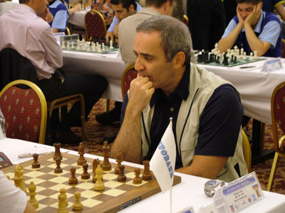 Vua cờ Kasparov đối mặt án tù vì cắn cảnh sát