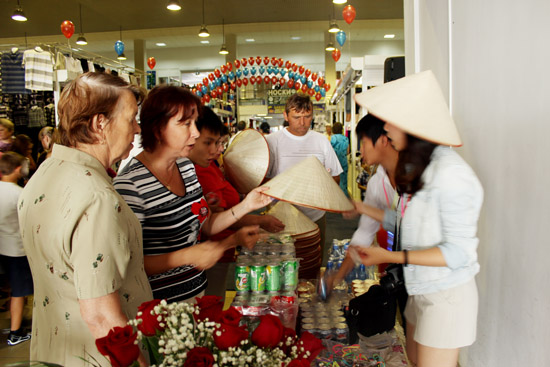 Tưng bừng hội chợ  tại TTTM của người Việt tại TP Voronezh ( video)