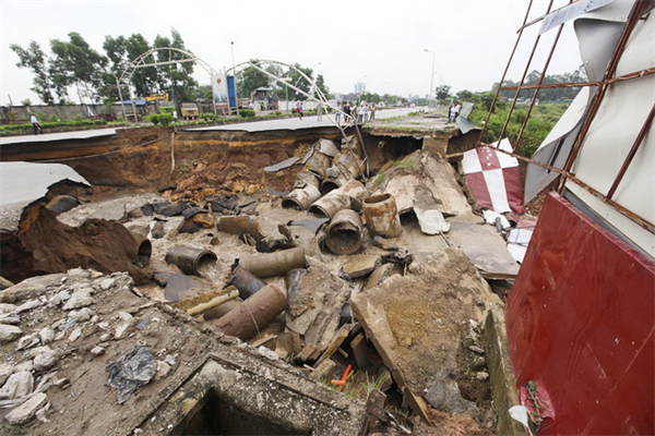 Hình ảnh 'hố tử thần' cắt đôi đường ở HN