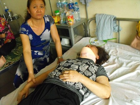 Nỗi niềm người phụ nữ tố chồng và con trai đánh gãy cổ