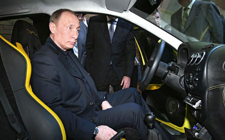 Vững tin cùng Putin, dân Nga đi Lada, ăn bánh mỳ muối