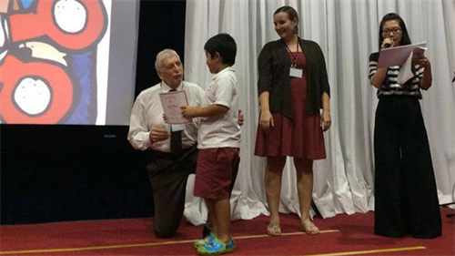 Khi người lớn quỳ gối nói chuyện với trẻ