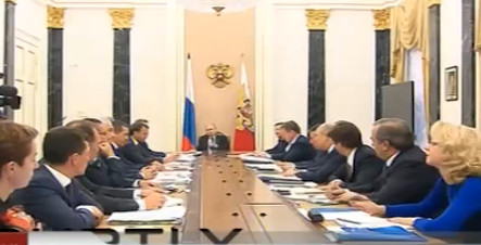 Nga: Cắt giảm lương và số lượng công chức