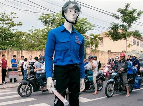 Robot dắt người qua đường gây chú ý ở Đà Nẵng