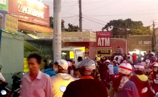 Khống chế kẻ xông vào ngân hàng, cố thủ rồi tự sát