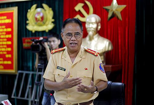 Đi bộ bị phạt: Không có giấy tờ mời về đồn công an