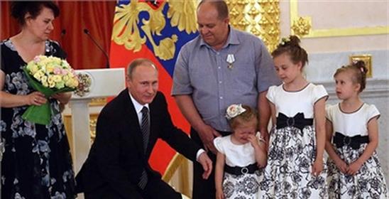 Putin lúng túng trước bé gái khóc nhè