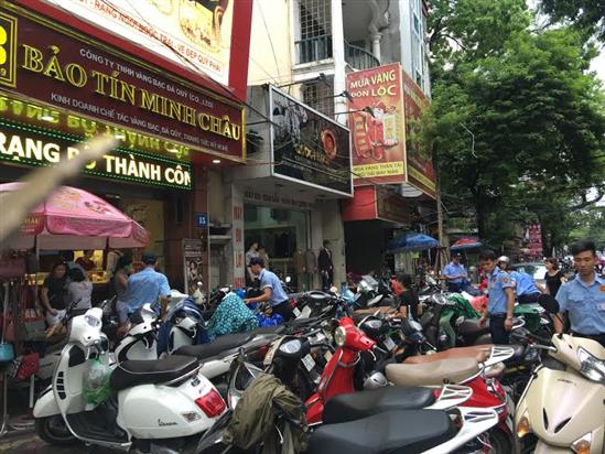 Vàng vượt 40 triệu/lượng: Dân chen nhau đi mua