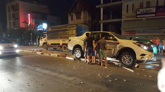 Hà Nội: Xe điên húc bục gần 20 mét dải phân cách