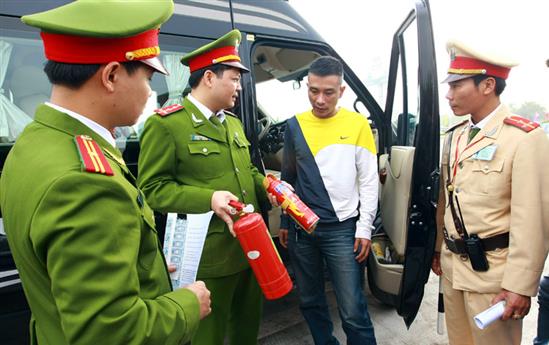 Xử phạt “ô tô không đeo bình chữa cháy”: Đâu là cơ sở?