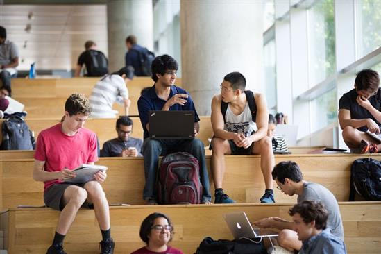 Cho con học đại học Mỹ: Oằn lưng gánh nợ