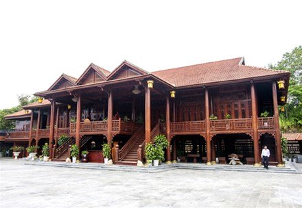Đại gia chơi nhà gỗ lim 200 tỷ, cả làng làm ruộng cũng nhà cổ gỗ lim