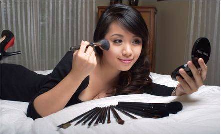 Tốn tiền-nguy hiểm, chị em làm đẹp vì ai?