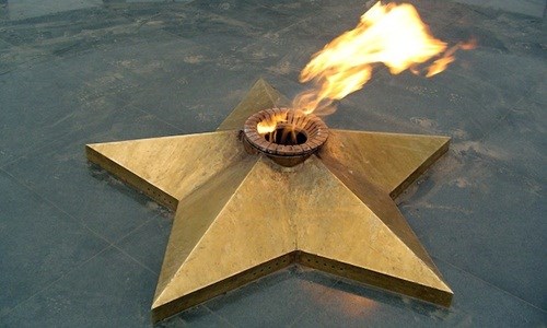 Bị bắt vì nướng khoai trên Ngọn lửa Vĩnh cửu tại Nga