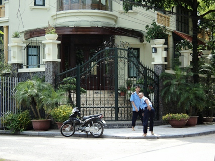 Chủ bị bắt tớ vẫn ngông cuồng: Bảo vệ nhà bầu Kiên 