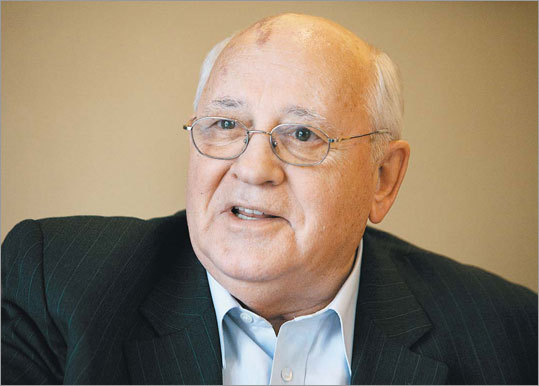 Mikhail Gorbachev chôm đồ trong siêu thị