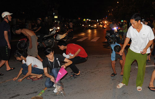 Người Hà Nội soi đèn nhặt đinh rơi khắp phố