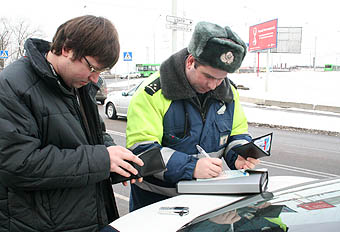 Nói chuyện điện thoại khi lái xe có thể bị phạt 3000 rúp