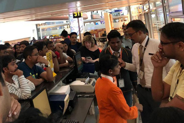 Hành khách nhìn nhầm súng, hại máy bay trì hoãn 14 giờ