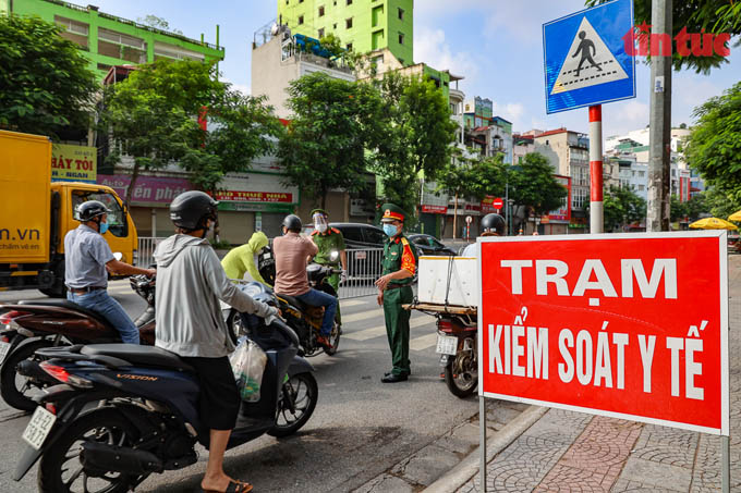 Hà Nội: Mỗi chốt kiểm soát COVID-19 'vùng đỏ' có 16 người, chia 4 ca, trực 24/24h