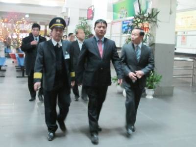 Bộ trưởng giao thông ra tận bến tiễn chuyến xe cuối năm