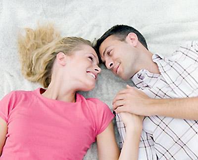 Vào khách sạn, lên giường và …