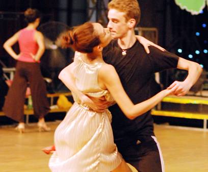 Á hậu Hoàng Yến diện đầm nude và vít cổ trai lạ