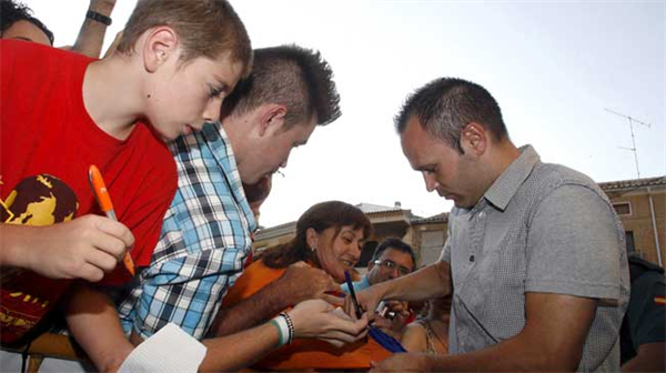 Iniesta loại Messi khỏi ứng viên giành bóng Vàng