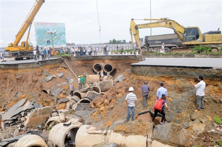 Khắc phục 'hố tử thần khổng lồ' ở Hà Nội