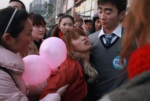 Phát ngất vì thi hôn giành nhẫn kim cương