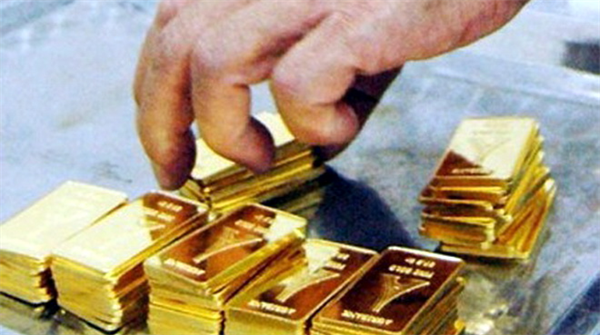 Giá vàng nhảy dựng, chứng khoán tháo đáy
