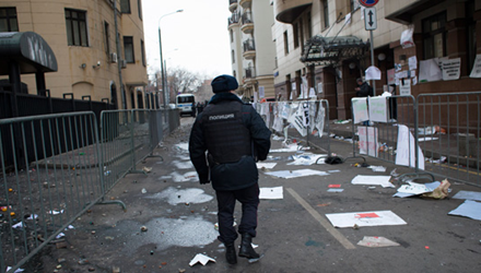 Dân Nga nổi giận ném trứng, đá vào đại sứ quán Thổ Nhĩ Kỳ