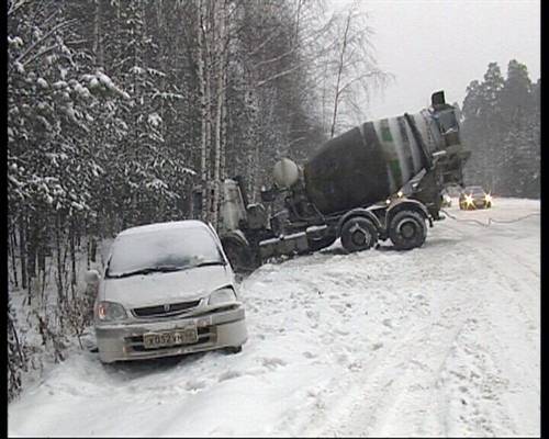 Lái xe bị mất lái thoát nạn trong tích tắc