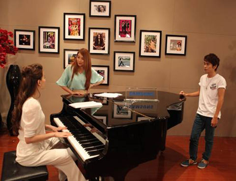 HLV và ekip “lột xác” thí sinh The Voice.