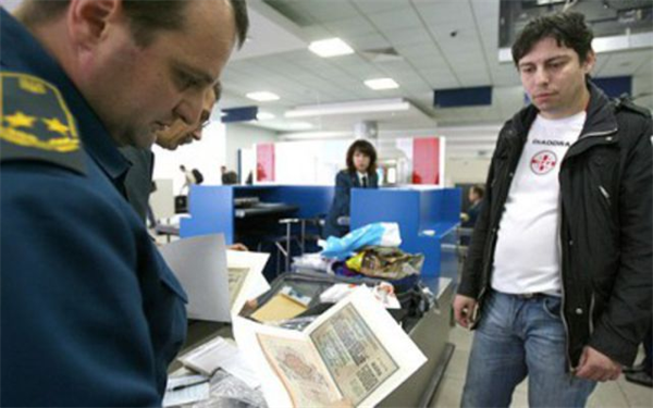 Hải quan Nga bắt giữ lô hàng máy tính và điện thoại trị giá 24 triệu rúp