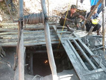 Xuống hầm sâu 40m tìm hai nạn nhân vụ sập mỏ than