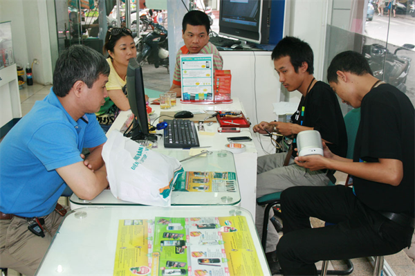 Hà Nội: Khách hàng xếp hàng chờ mua Nokia Lumia 900