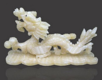 Bày biểu tượng rồng để kích hoạt may mắn