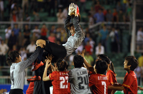 Này cánh mày râu, học Kiều Trinh mà đá bóng!